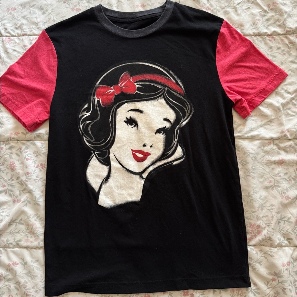 Disney Black and Red Snow White Graphic Tee. Women's size Small EUC!